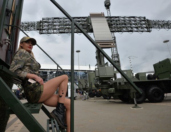 ベラルーシのミンスクで開かれた国際兵器見本市に参加する女性 - Sputnik 日本
