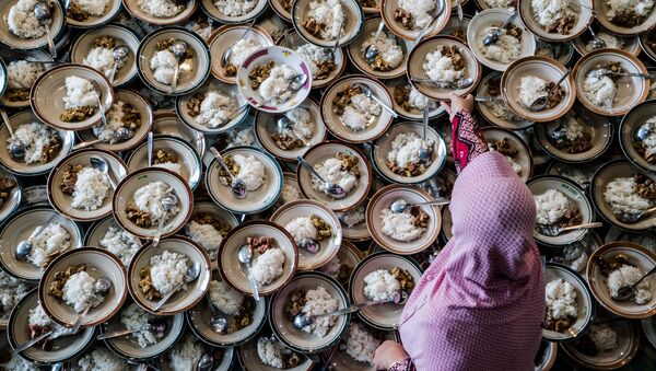 ラマダン（断食月）期間中の夕食を準備するインドネシアの女性 - Sputnik 日本