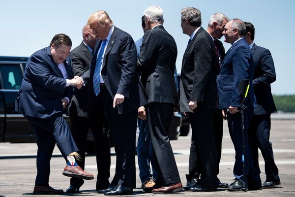 トランプ米大統領がデザインされた靴下を本人に見せる、米ルイジアナ州のナンジェッセ副知事 - Sputnik 日本