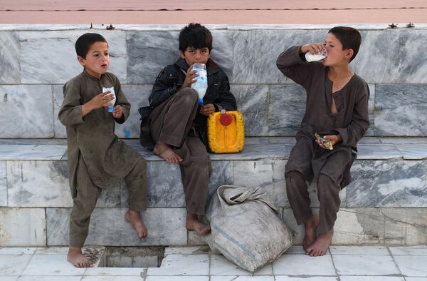 ラマダン期間中、ヨーグルトをベースにした飲料を飲むアフガニスタンの少年たち - Sputnik 日本
