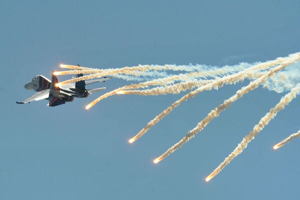 ロシアの展示飛行チーム「ルースキエ・ヴィーチャズィ（ロシアンナイツ）」が操る多目的戦闘機スホイ３０ＳＭ - Sputnik 日本