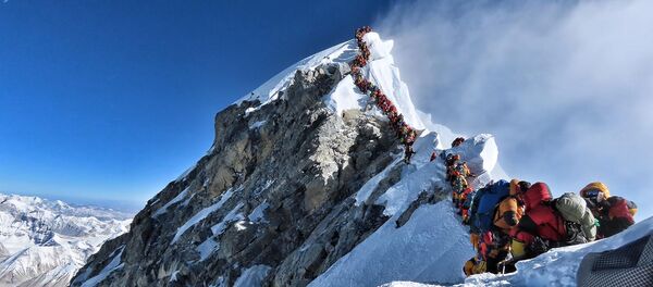 エベレスト山頂付近で２００人以上が順番待ち　２人死亡 - Sputnik 日本