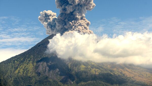  Извержение вулкана Агунг на острове Бали, Индонезия  - Sputnik 日本