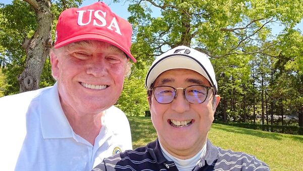 千葉県の茂原カントリークラブで自撮りするトランプ米大統領と安倍首相 - Sputnik 日本