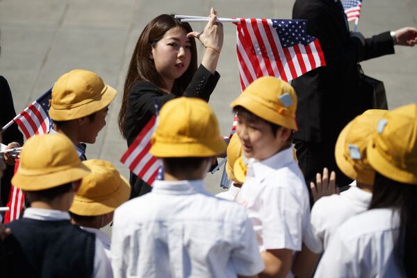 皇居前で星条旗を手にトランプ大統領の到着を待つ小学生たち - Sputnik 日本