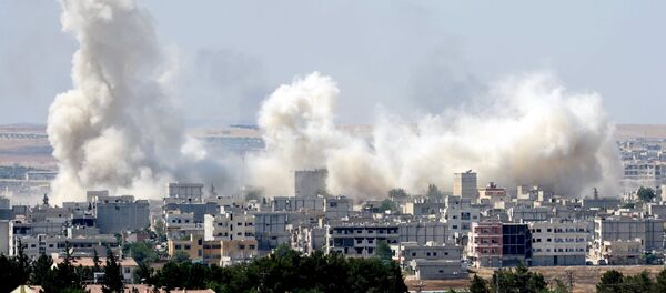 Smoke rises in the Syrian town of Kobani, as pictured from the Turkish side of the border near Suruc, Sanliurfa province, Turkey, June 27, 2015 Smoke rises in the Syrian town of Kobani, as pictured from the Turkish side of the border near Suruc, Sanliurfa province, Turkey, June 27, 2015 - Sputnik 日本