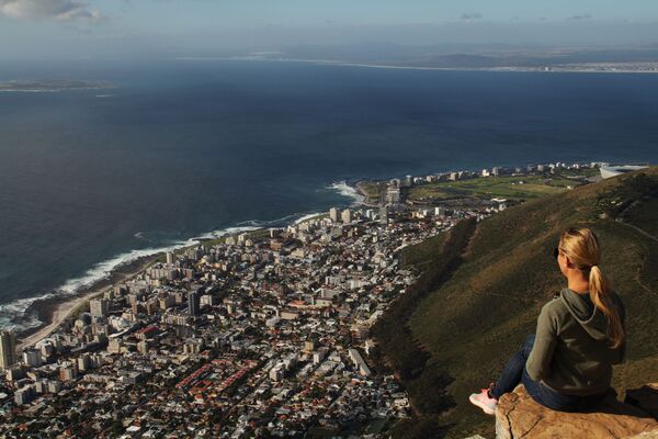 ケープタウン　南アフリカのライオンズヘッド山から市街を望む - Sputnik 日本