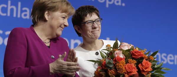 アンゲラ・メルケル独首相とドイツキリスト教民主同盟(CDU)の党首後継者で次期首相候補であるアンネグレート・クランプ=カレンバウアー氏 アンゲラ・メルケル独首相とドイツキリスト教民主同盟(CDU)の党首後継者で次期首相候補であるアンネグレート・クランプ=カレンバウアー氏 - Sputnik 日本