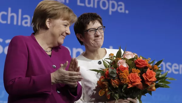 アンゲラ・メルケル独首相とドイツキリスト教民主同盟（ＣＤＵ）の党首後継者で次期首相候補であるアンネグレート・クランプ＝カレンバウアー氏 - Sputnik 日本