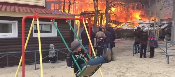火事だ! なのに、涼しい顔でブランコをこぎつづけるロシア男児 火事だ! なのに、涼しい顔でブランコをこぎつづけるロシア男児 - Sputnik 日本