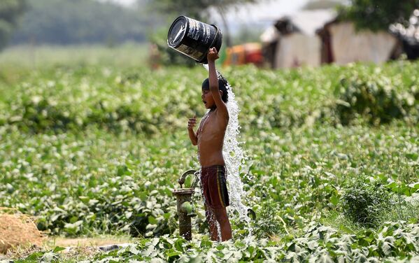 インドのニューデリーで暑さのため水をかぶる少年 - Sputnik 日本
