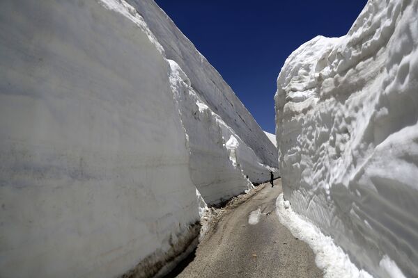 レバノン北部の雪壁がそびえる道路 - Sputnik 日本