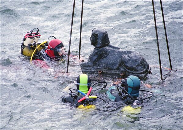 海底からスフィンクスを引き揚げるフランス人ダイバー　アレクサンドリア - Sputnik 日本