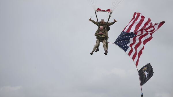 ９７歳の米退役軍人、ノルマンディー上陸作戦７５周年で落下傘降下 - Sputnik 日本