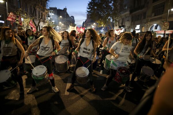 ブエノスアイレスで行われた女性への暴力に抗議するデモで太鼓をたたく女性たち、アルゼンチン - Sputnik 日本