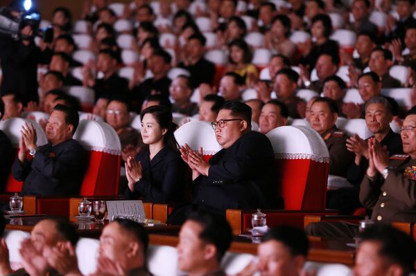 朝鮮人民軍のコンサートに訪れた北朝鮮の金正恩朝鮮労働党委員長と李雪主夫人 - Sputnik 日本