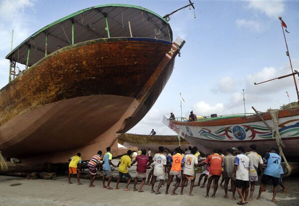 モンスーンシーズンが始まる前に船を陸に移動するインドの漁師たち - Sputnik 日本