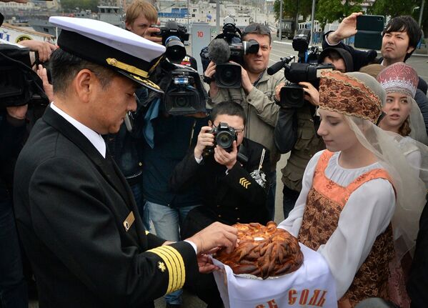 歓迎式典の際にパンと塩のもてなしを受ける、海上自衛隊・第７護衛隊司令の清水徹１等海佐 - Sputnik 日本