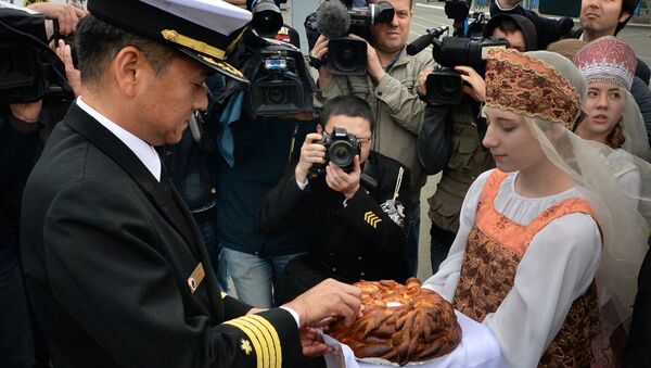 歓迎式典の際にパンと塩のもてなしを受ける、海上自衛隊・第７護衛隊司令の清水徹１等海佐 - Sputnik 日本