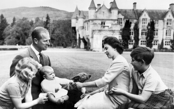 エリザベス女王とその夫、フィリップ殿下と３人の子ども。バルモラル城で - Sputnik 日本