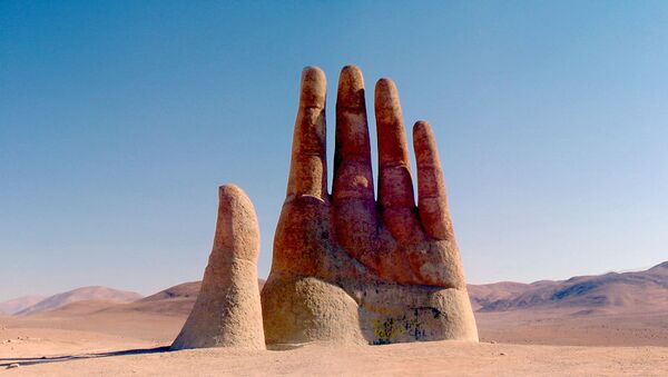 チリ、アタカマ砂漠にそびえる彫刻「砂漠の手」 - Sputnik 日本