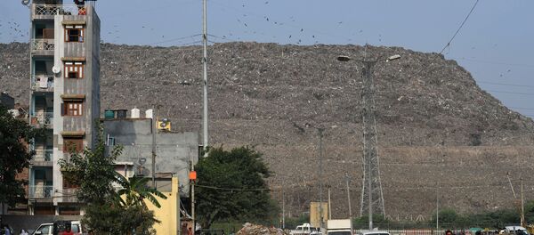 印首都の巨大ごみ山、まもなく高さがタージマハル超えに 印首都の巨大ごみ山、まもなく高さがタージマハル超えに - Sputnik 日本