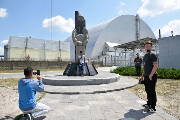 チェルノブイリ市内で写真を撮影する観光客 - Sputnik 日本
