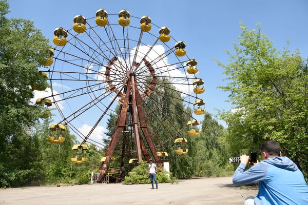チェルノブイリ原発周辺の立ち入り禁止区域を訪れるツアーに参加する観光客 - Sputnik 日本