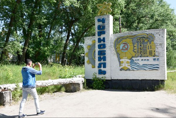 チェルノブイリ原発周辺の立ち入り禁止区域を訪れるツアーに参加する観光客 - Sputnik 日本