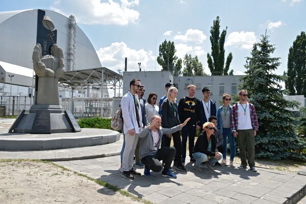 チェルノブイリ市内で写真を撮影する観光客 - Sputnik 日本