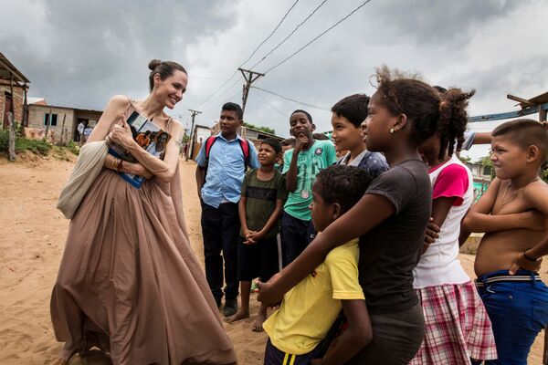 コロンビアで子どもたちと話をする、国連難民高等弁務官事務所（ＵＮＨＣＲ）特使で女優のアンジェリーナ・ジョリー - Sputnik 日本