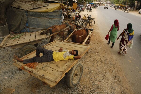 インドで異常な暑さの中、荷車の上で眠る男性 - Sputnik 日本