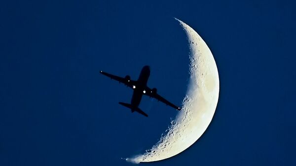 月を背景に飛行するエアバスＡ３２０型旅客機 - Sputnik 日本