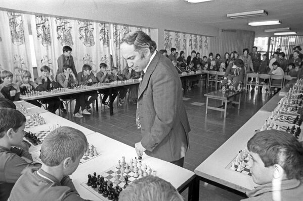 元チェスの世界チャンピオン、ミハイル・タリによる「アルテーク」のピオネールを相手にした同時対局、１９７７年 - Sputnik 日本