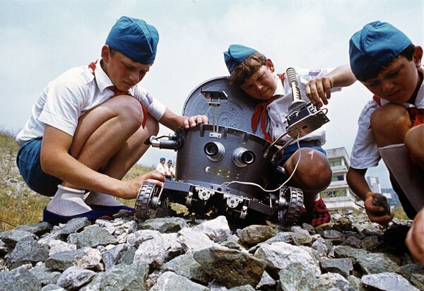 月面車「ルノホート」の模型の実験を行うピオネール・キャンプ「アルテーク」の子どもたち、１９７８年 - Sputnik 日本