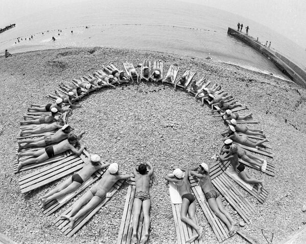ピオネール・キャンプ「アルテーク」のビーチの子どもたち、１９８５年 - Sputnik 日本