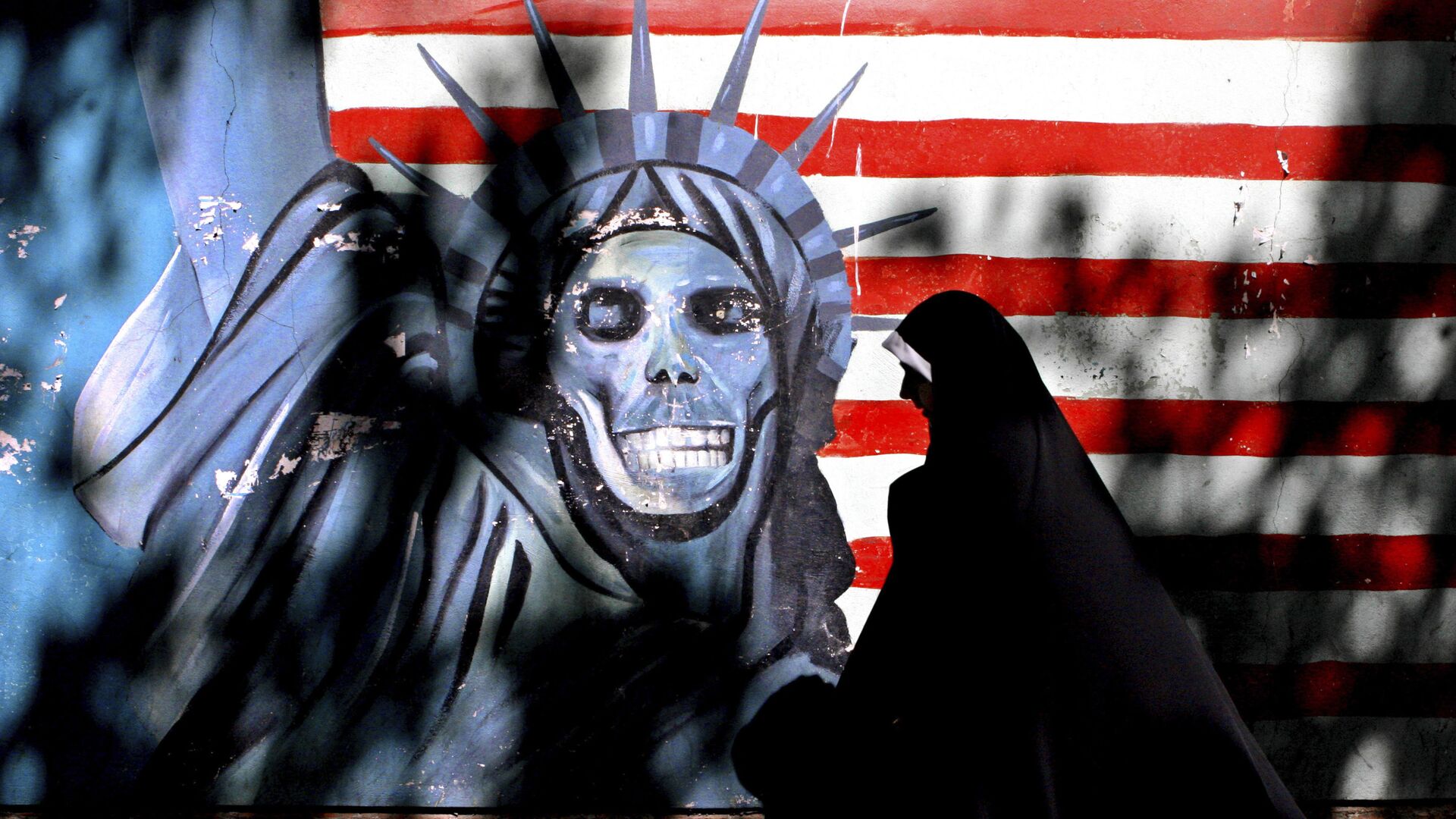 ヒジャブを被った女性と米国の自由の女神を模した落書き（イラン・テヘラン） - Sputnik 日本, 1920, 15.12.2022
