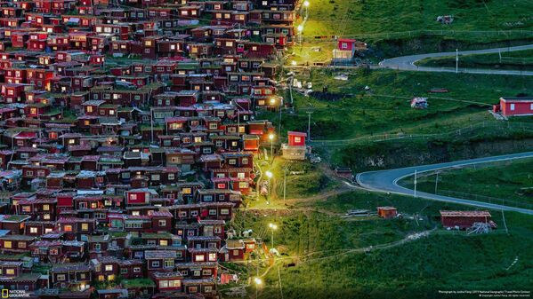 「街」部門で観客賞を得たJunhui Fang氏による写真「光に従え」 - Sputnik 日本