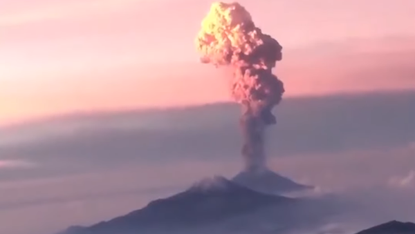 恐ろしい美しさ：飛行機の窓から見えるメキシコの火山噴火 - Sputnik 日本
