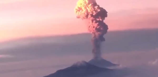 恐ろしい美しさ:飛行機の窓から見えるメキシコの火山噴火 恐ろしい美しさ:飛行機の窓から見えるメキシコの火山噴火 - Sputnik 日本