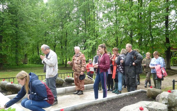 メドベージ村で死去した日本人捕虜の慰霊碑を前に黙祷が捧げられる　２０１９年５月 - Sputnik 日本
