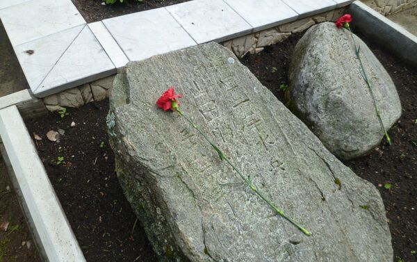 見つかった１２人の日本人捕虜の墓石の１つ - Sputnik 日本