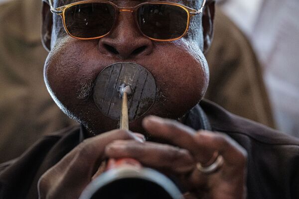スーダン人男性、民族楽器を演奏 - Sputnik 日本