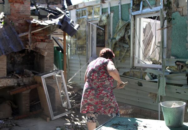 銃撃で壊れたドネツクの住居　中庭を片付ける女性 - Sputnik 日本