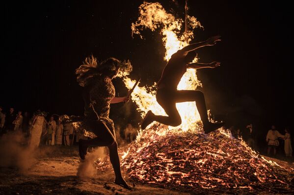 イワン・クパーラ祭で焚火を飛び越える人々 - Sputnik 日本