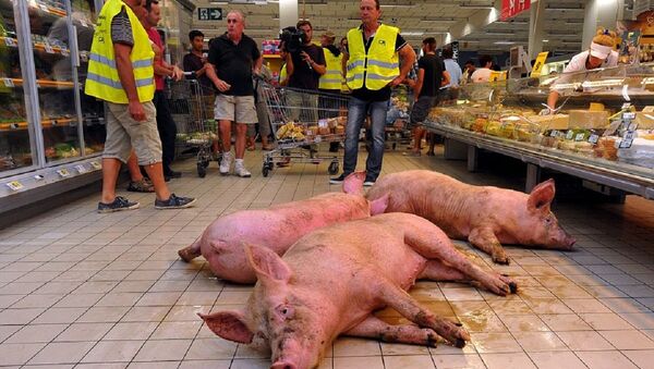 フランス農夫、激昂のあまりスーパーに豚を放つ - Sputnik 日本
