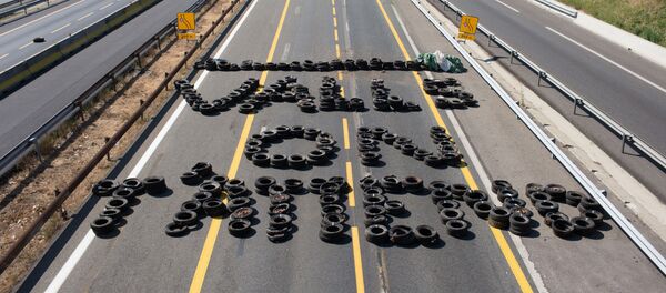 フランス西部　抗議する農業者が自動車のタイヤで道路を封鎖 - Sputnik 日本