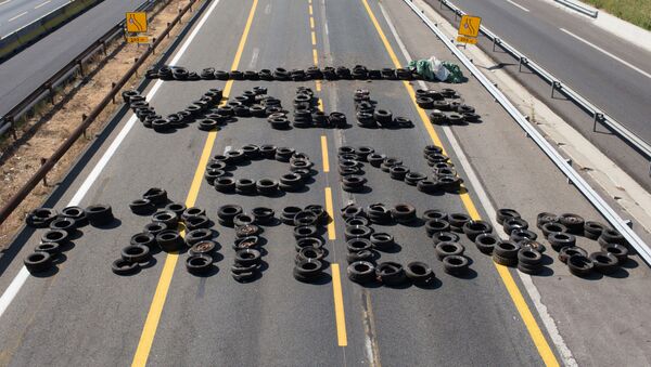 フランス西部　抗議する農業者が自動車のタイヤで道路を封鎖 - Sputnik 日本