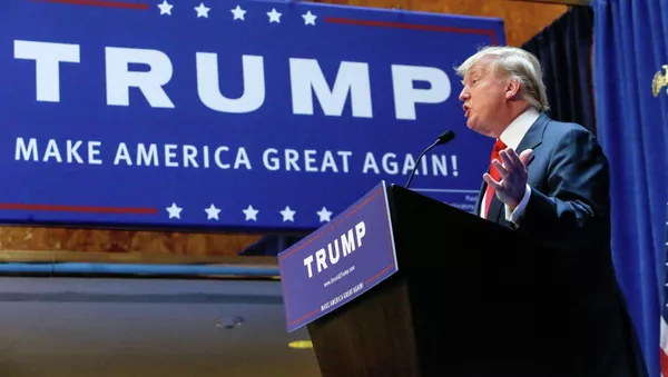 米国人が、トランプ大統領のスローガンが書かれた帽子を叩き落され、刃物で相手の腕の一部を切り落とす - Sputnik 日本