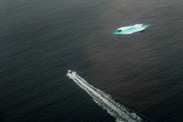 海洋に浮かぶ氷山をボートが通過する　 タシーラク, グリーンランド - Sputnik 日本